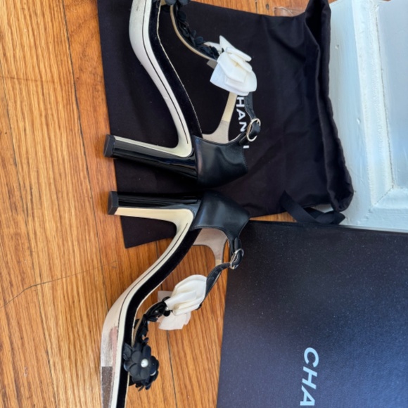 Authentic Chanel Black Leather Heels with Silk White Bow - Size 37 - Picture 6 of 6